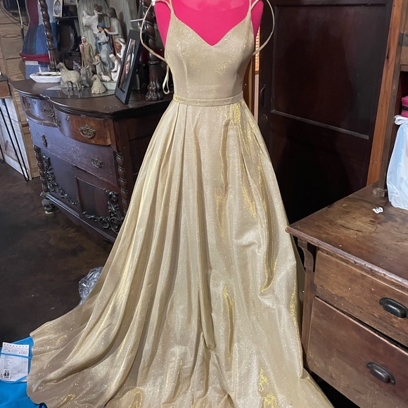 Beautiful Prom Dress Size 6! Worn once! - Picture 6 of 7